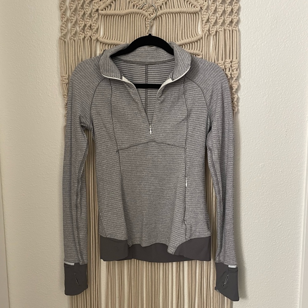 Womens lululemon grey 1/2 zip pullover with thumb holes. Size 4
